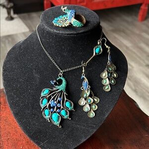 Peacock-Inspired Necklace Set with Blue and Green Accents